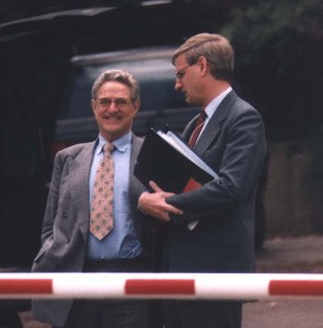 Carl-Bildt-and-jew-George-Soros-Bilderberg-June-2000-by-Christopher-Bollyn